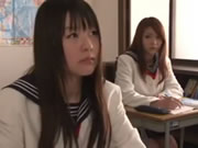 兩個學園女同 蕾與恵美 享受課室熱吻